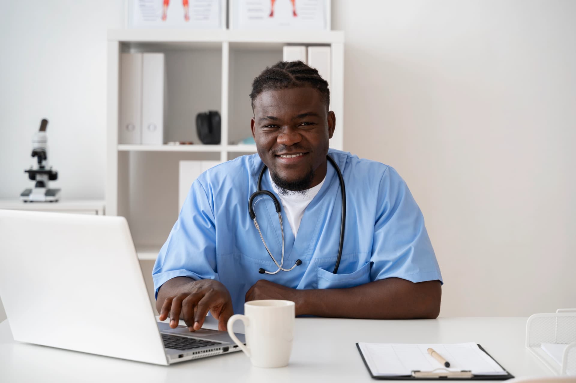 Professionnel de santé utilisant MiticCare